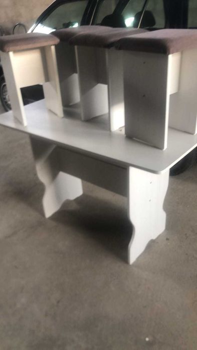 Кухонный стол, табуретки