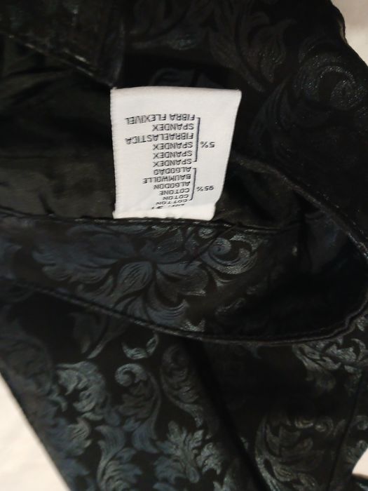 Pantalon negru cu imprimeu foarte elegant ,de damă