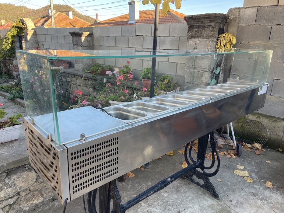 Хладилна витрина в перфектно състояние !!