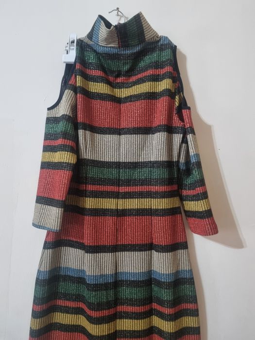 Rochie lungă cu umeri goi