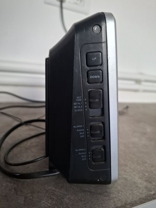 Ceas Philips cu radio si aux jack, 220v - 49 lei