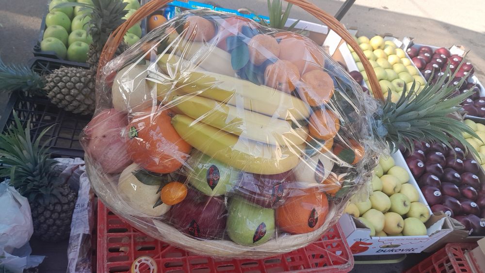 Фрукты корзина .