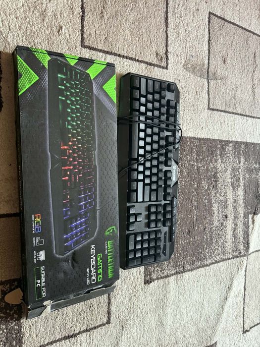 Vand 2 tastaturi de gaming