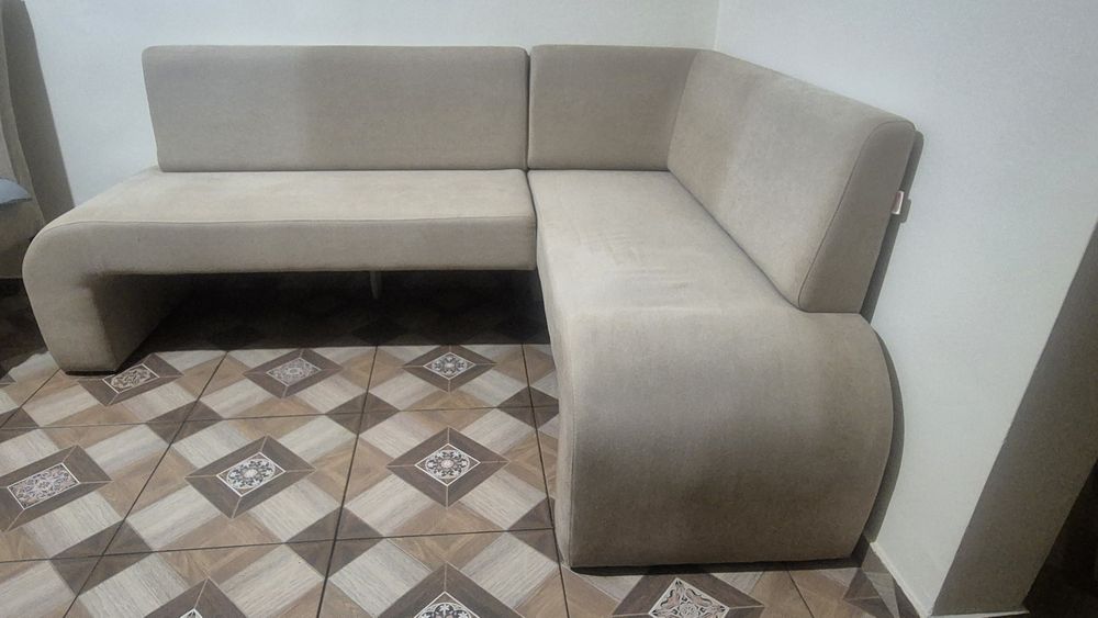 Vând masa si coltar bucătărie culoarea crem 2 x 1.4 m