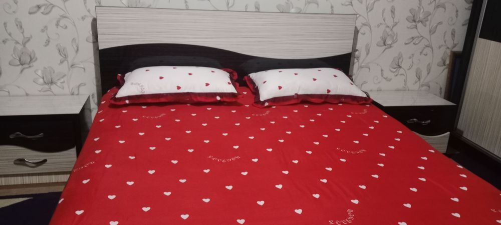 Spalniy divan tumbochka