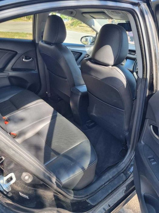 Продавам Toyota Avensis