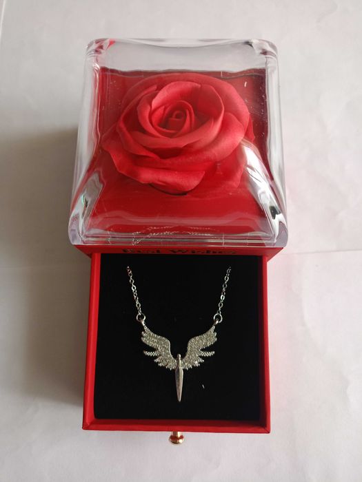 Продавам дамско колие