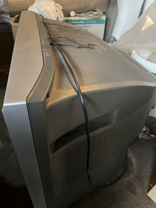 Телевизор Panasonic с большим экраном.