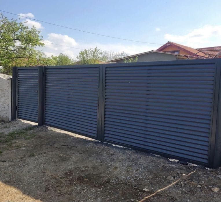Garduri si porti din sipca metalica, panouri stil jaluzele, tabla cutata, plasa bordurata, fier forjat, BCA si beton si alte modele disponibile
