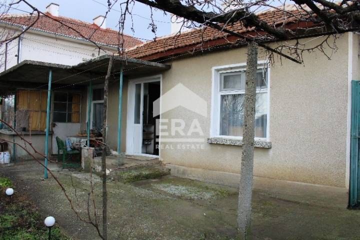 Къща със селскостопански постройки и масивен гараж в село Подвис