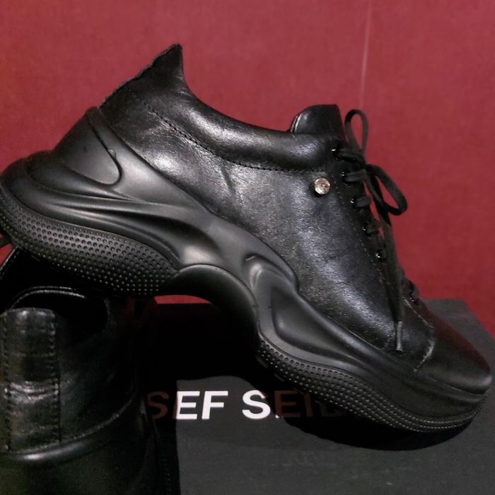 Черни  маратонки от телешка кожа с кристал