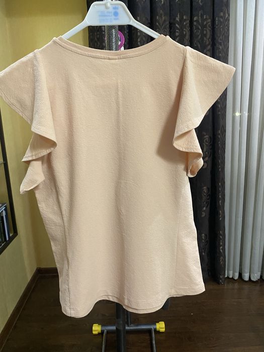 Новая футболка Uniqlo с акцентными рукавами-воланами (Размер L)