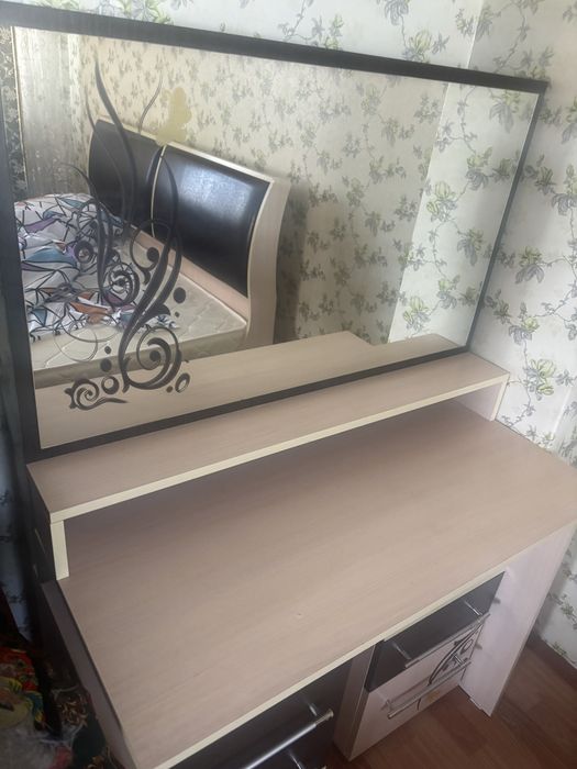 Туалетный стол сатамын / Продам туалтеный стол