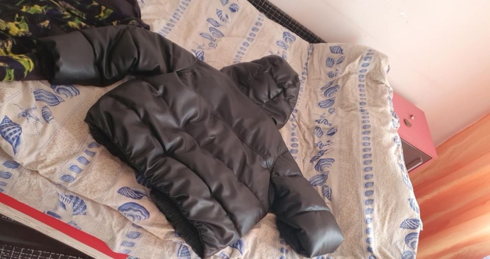 Vând geaca piele