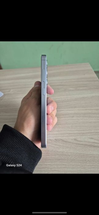 Samsung s24 в голубом цвете