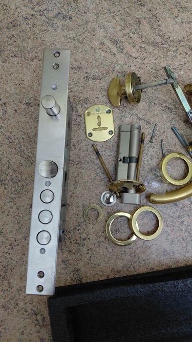 Продам дверной замок б/у