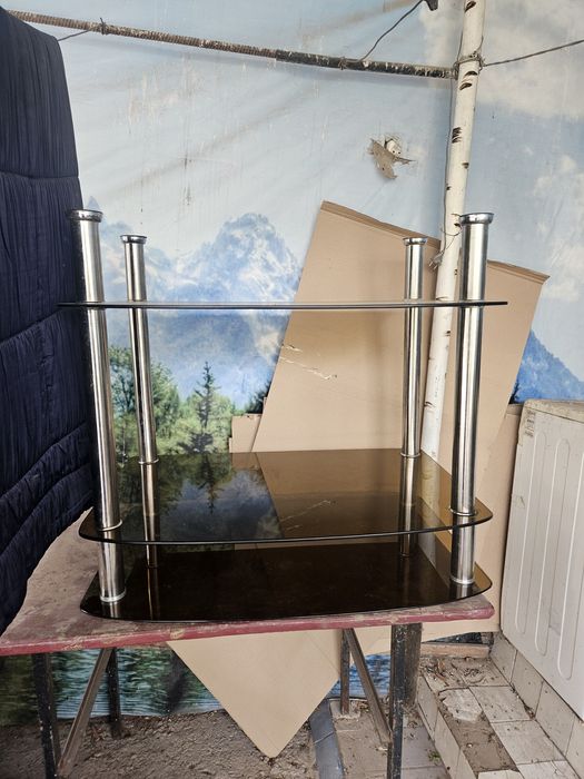 Угловой диван, стеклянный стол под телевизор