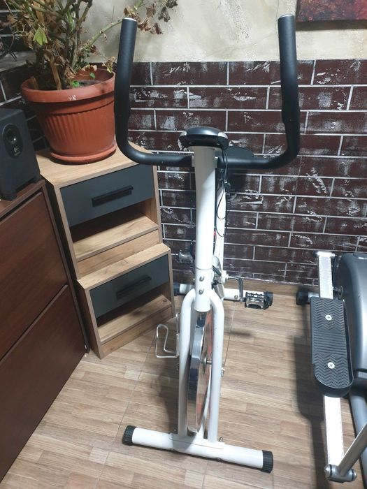 Велоергометър със сензор за пулс, бяло и червено