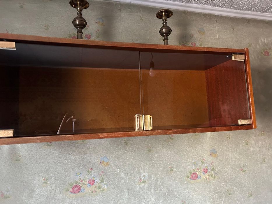 Продам стол и полку.