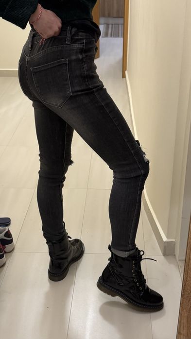 Черни дънки с камъчета и дантела