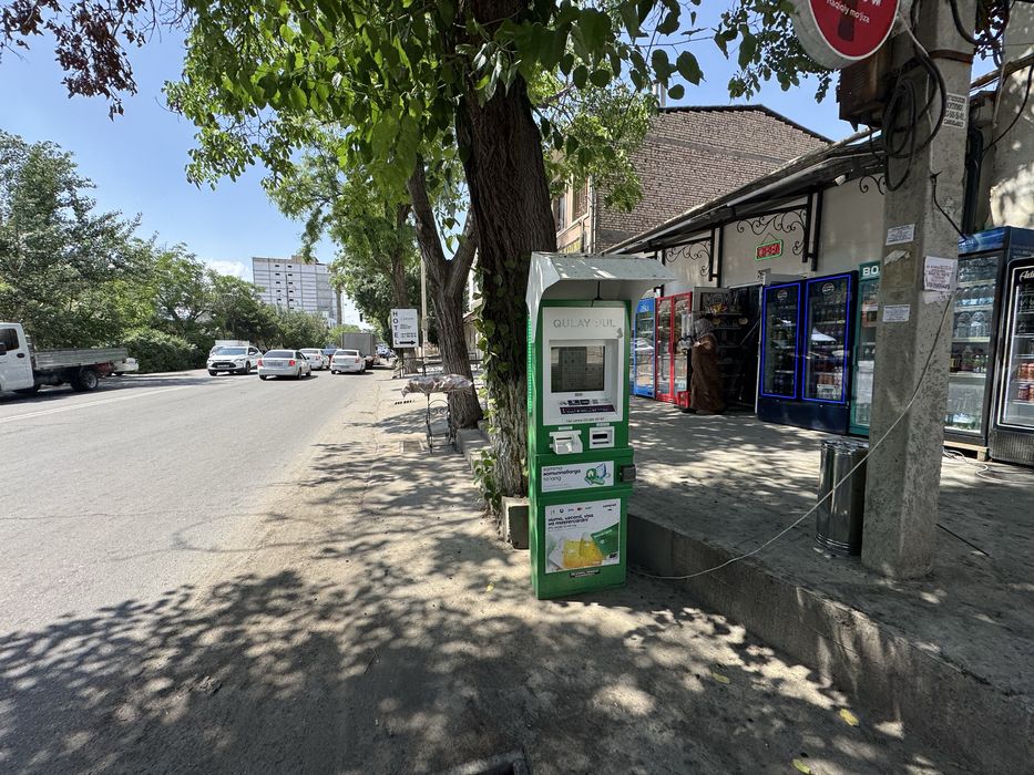 Sroʻchni yakkasaroyda yoʻlni boʻyida 3-sotix magazin va xovli sotiladi