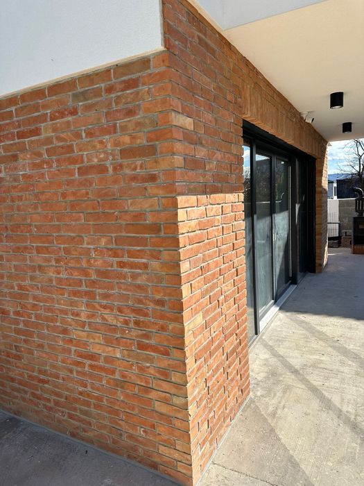 Caramida aparenta feliata, margini rustice, noua