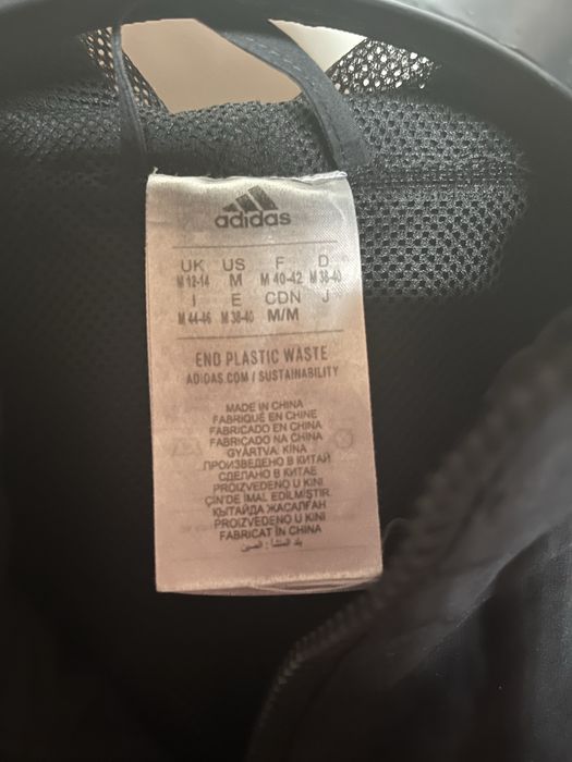 Ветровка Adidas.