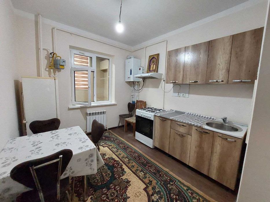 Карасарой 3 хона сотилади орта холатда