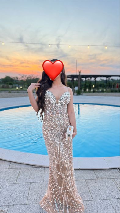 Vând rochie elegantă de seară, model sirenă