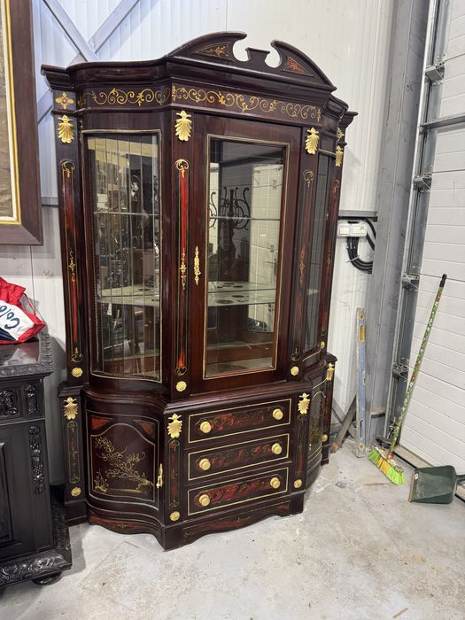 Vitrina din lemn masiv cu picturi manuale si elemente bronz