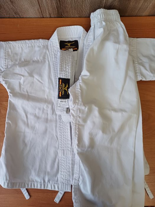 Продам кимоно ,б/у. В хорошем состоянии.
