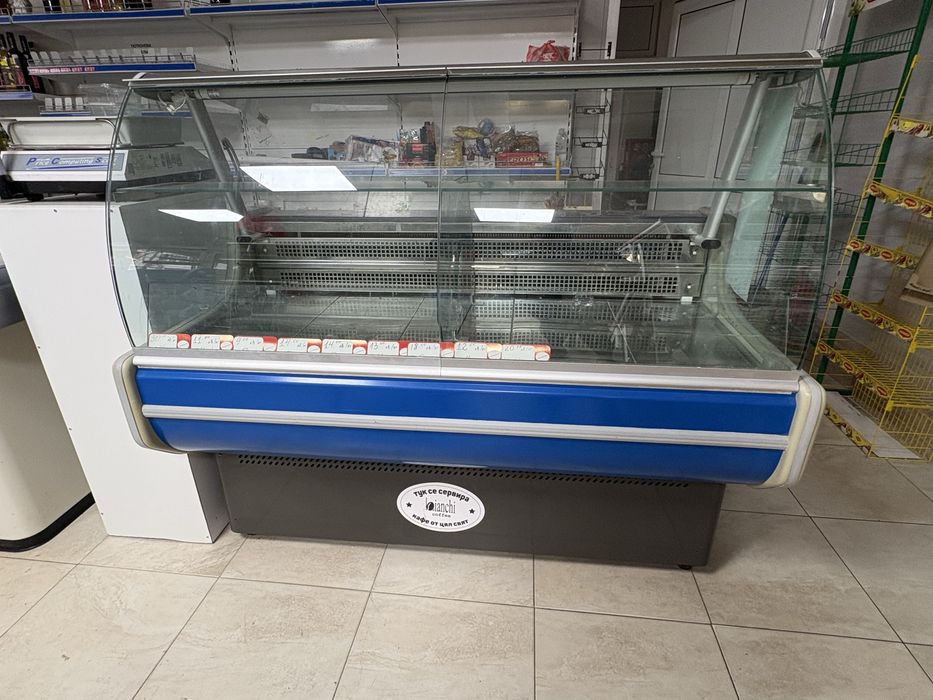 Стъпаловидни дървени стелажи и други неща