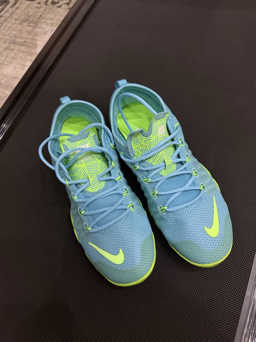 Продам тренировочные кроссовки nike