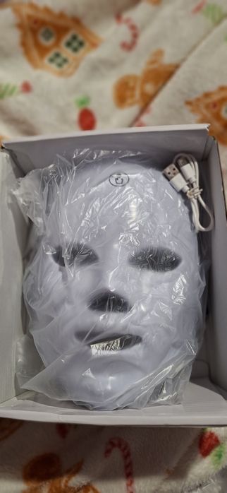 LED светлинна маска за лице с 7 цвята – нова