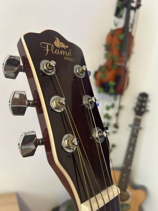 Vând chitarǎ electro-acustica