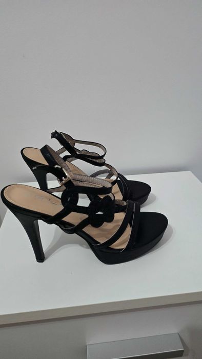 Vând sandale elegante culoarea negru