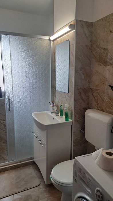Proprietar . Vand apatament cu 2 camere.
