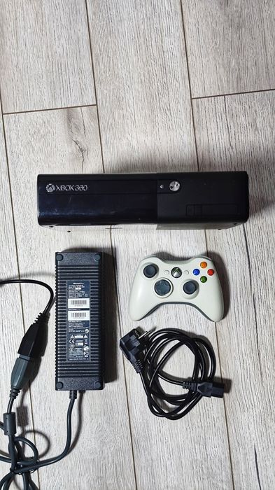 Xbox 360 E 250GB | Controller original | Funcțional | Gata de joc