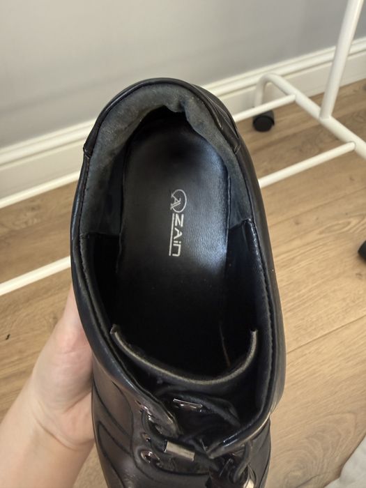 Кожаные кроссовки