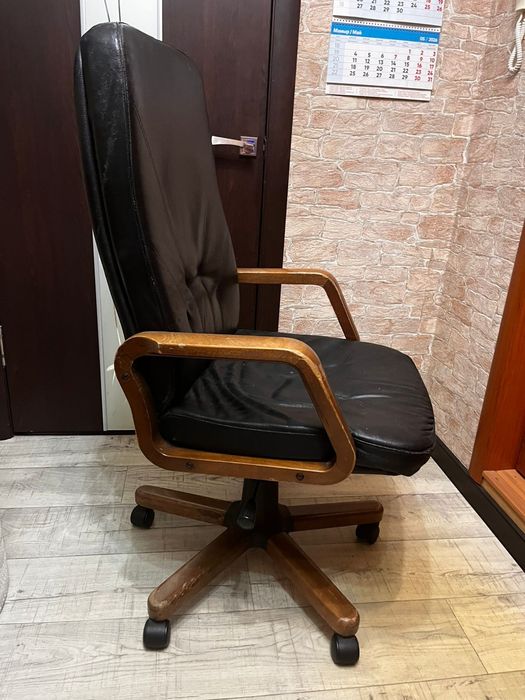 Продам кожаное кресло