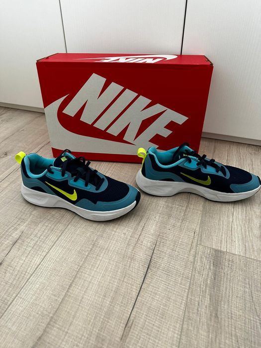 Vând adidași Nike