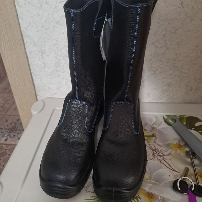 Продаю спец обувь