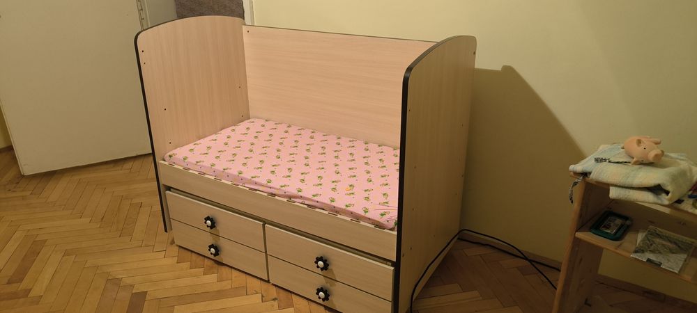 Детско легло с люлеещ механизъм.
