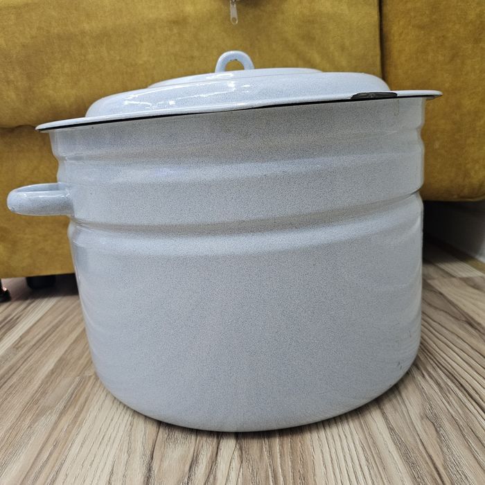 Кастрюля и большая чашка