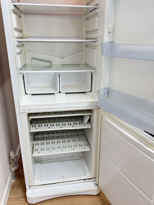 Продам Холодильник indesit
