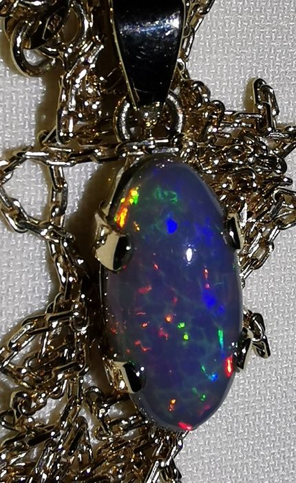 Опал от Етиопия 4,14 карата.Златен обков и ланец