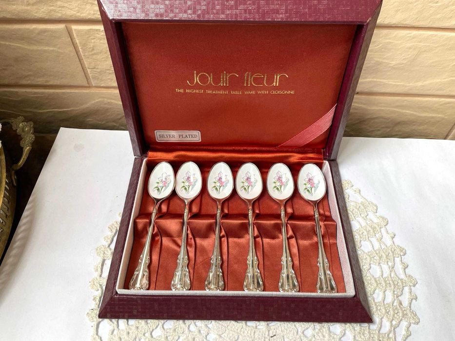 Красиви посребрени лъжички в кутия, закупени от Англия