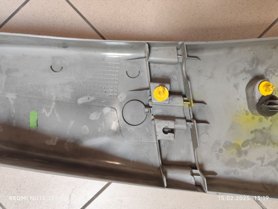 Палстмаса за лява колона на volvo v50