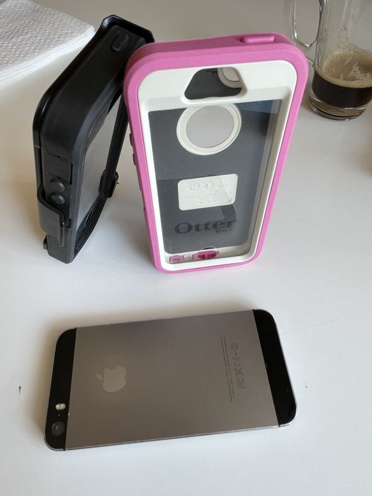 Iphone 5S 32GB с Otter box удароустойчиви