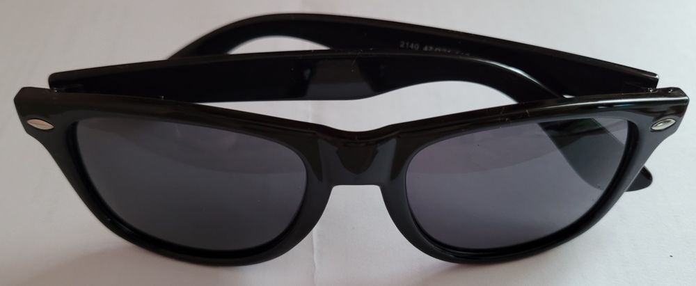 Vând ochelari de soare